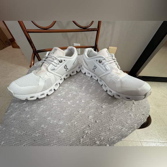 On Running White Sneakers Cloud 6 size 6.5 - Picture 10 of 12